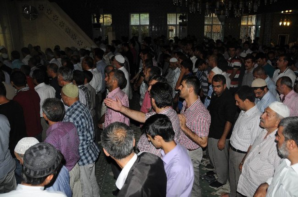 Suriye\'de Ölenler İçin Gıyabi Cenaze Namazı Kılındı