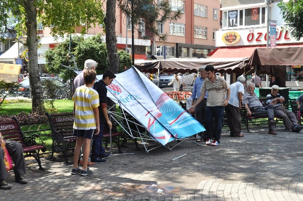 Türk Dünyası Tanıtım Flama ve Tabelaları Yerlerde