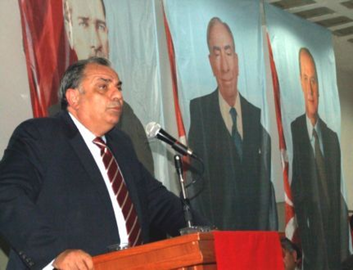 Türkeş\'ten Saldırıya Türk Atasözlü Yorum: Sırça Köşkte Oturanlar Başkalarının Camına Taş Atmamalıdır