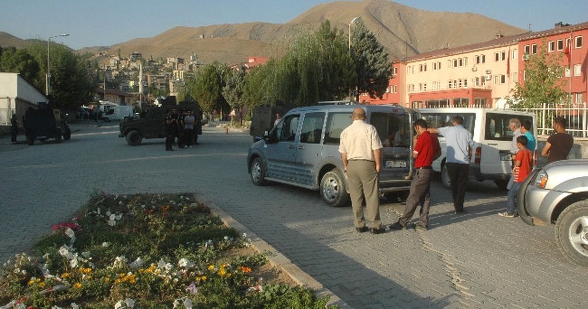 Valilik Önünde Şüpheli Paket Paniği
