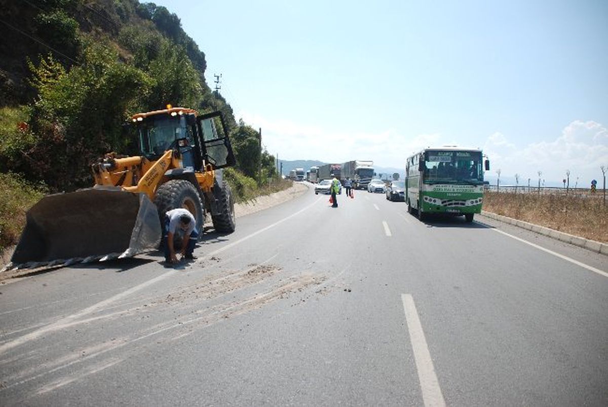 Yola Düşen Kaya Parçası Tehlike Oluşturdu