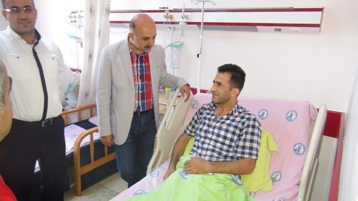 AK Parti\'li Özdemir, Arazi Kavgasında Yaralananları Ziyaret Etti