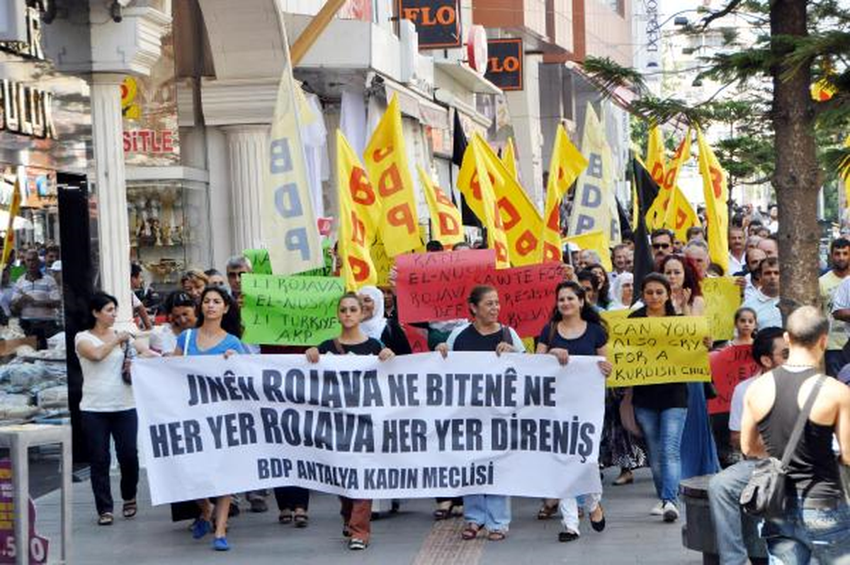 BDP\'li Kadınlar Suriye\'deki Kürtler İçin Yürüdü