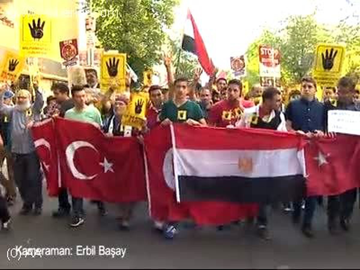 Berlin\'de Mısır ve Suriye protestosu