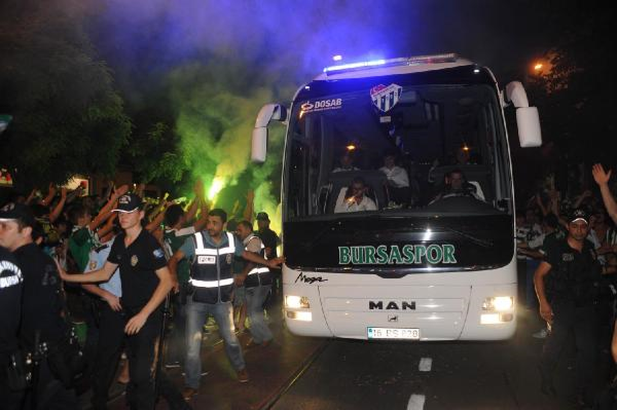 Bursaspor Meşalelerle Atatürk Stadı\'na Girdi