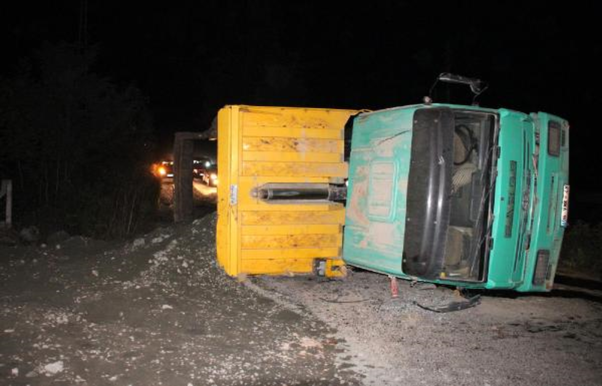 Devrilen Çakıl Yüklü Kamyon Yolu Kapattı