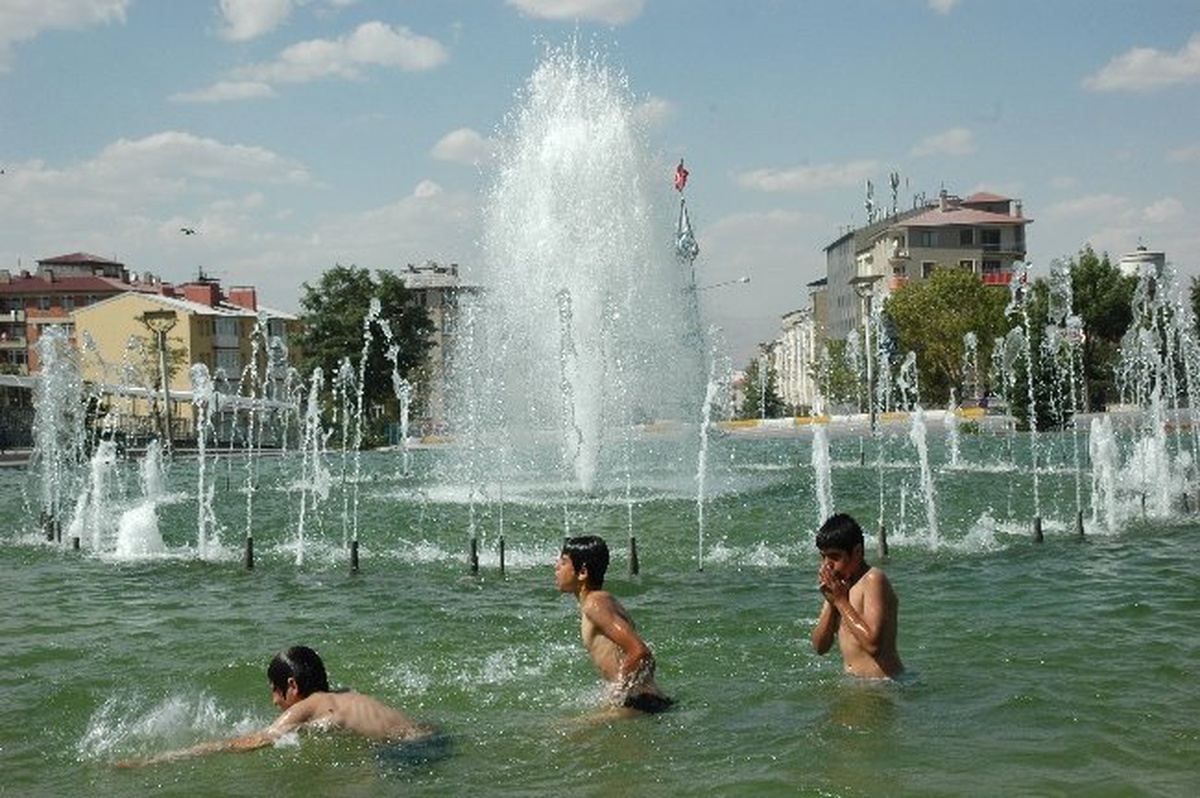 Erzurum\'da Çocukların Süs Havuzunda Yüzme Keyfi