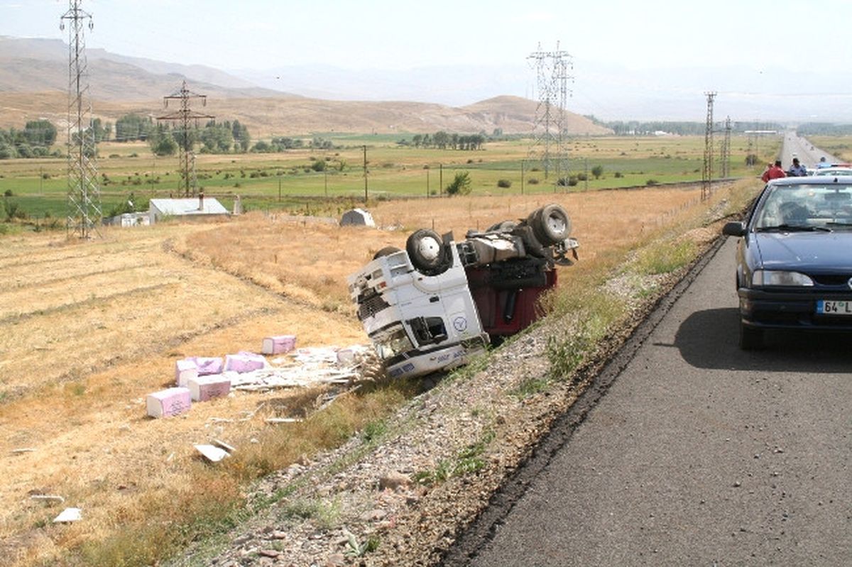 Erzurum\'da Yoldan Çıkan Tır Şarampole Devrildi