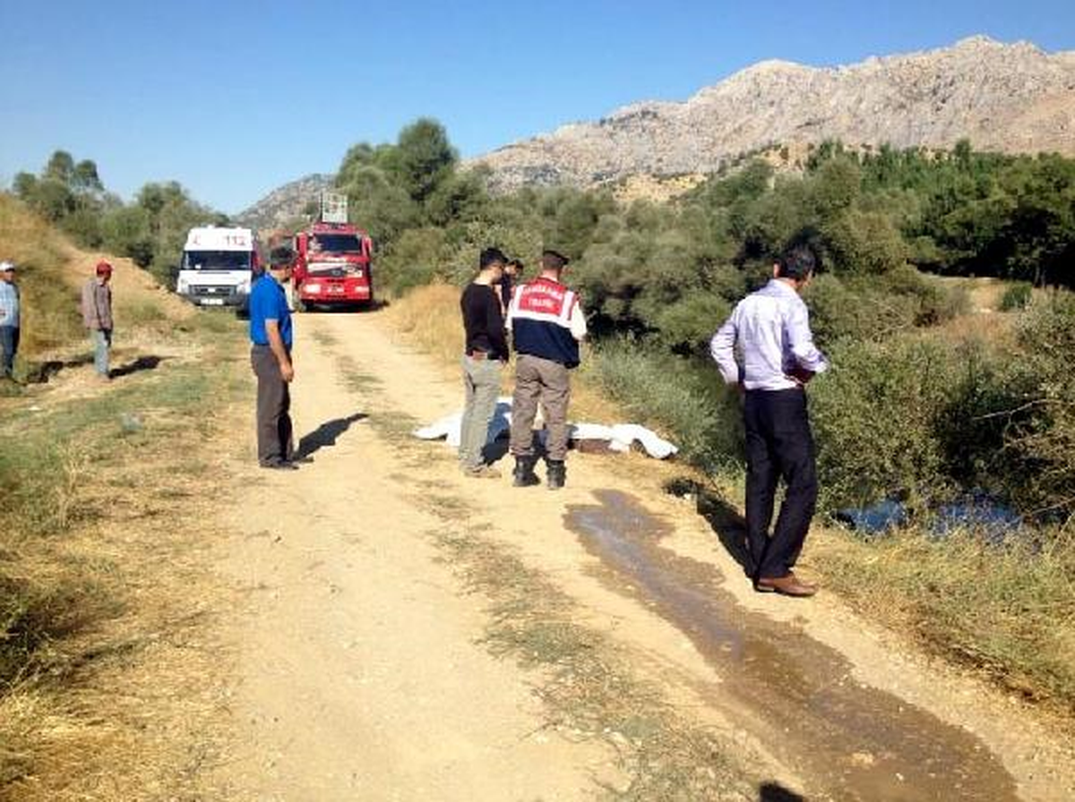 Göksun\'da Hafif Ticari Araç Kanala Devrildi: 2 Ölü