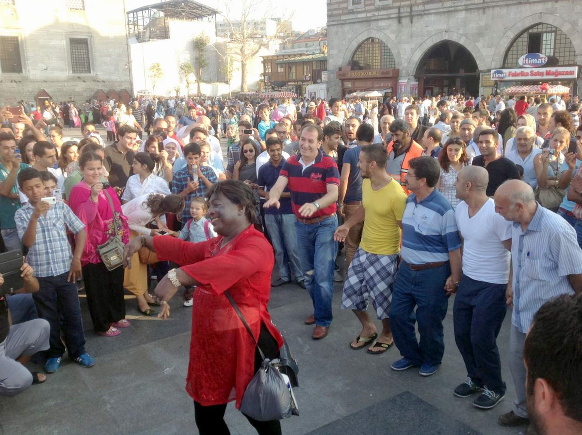 İstanbullular Siirt Standı Önünde Halay Çekip Eğlendiler