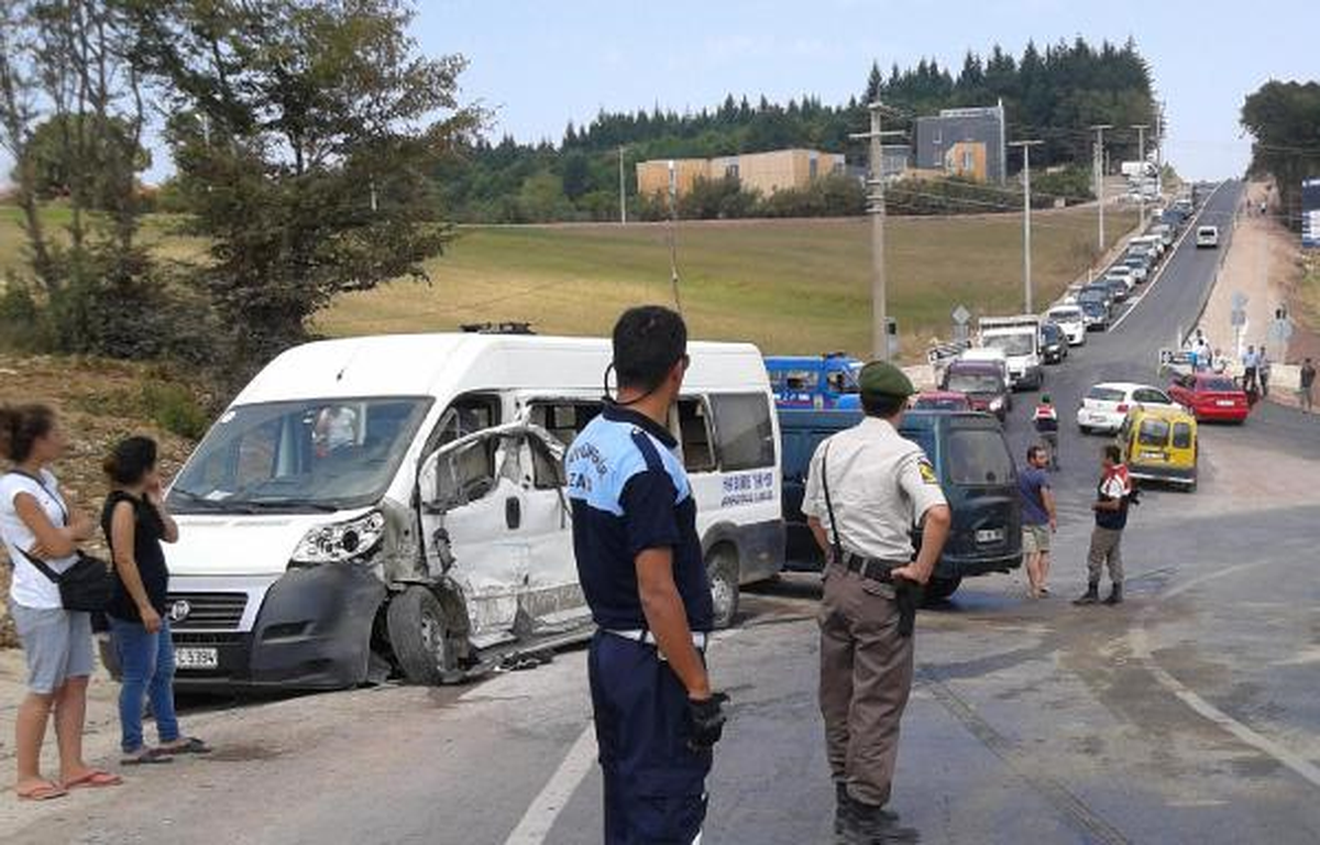 Kandıra\'da 2 Minibüs Çarpıştı: 8 Yaralı