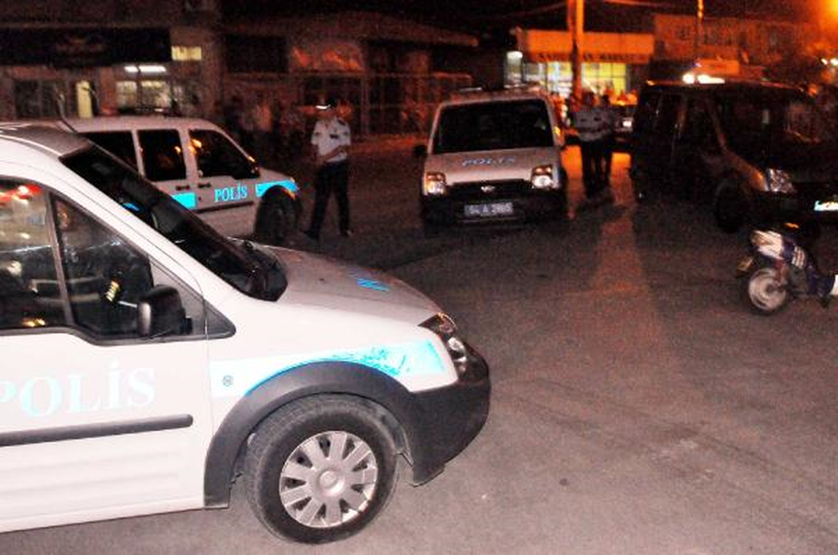 Kimlik Soran Polisin Tabancasını Alıp Başına Vuran 4 Kişi Yakalandı