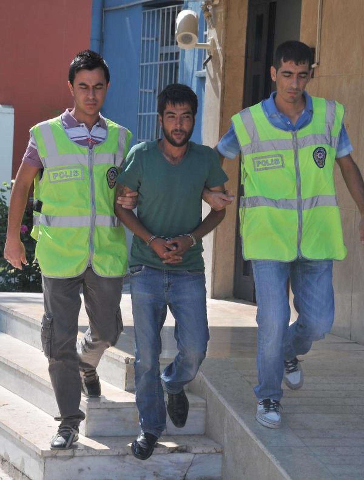 Kuyumcudan Bilezik Çalan Hırsız: Uyuşturucudan Bak Ne Hale Geldik\'