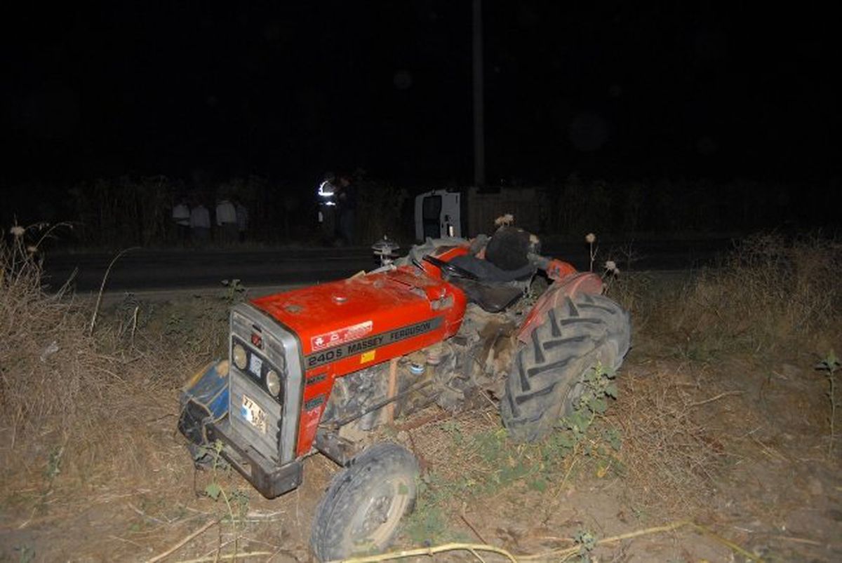 Minibüs ile Traktör Çarpıştı: 4 Yaralı