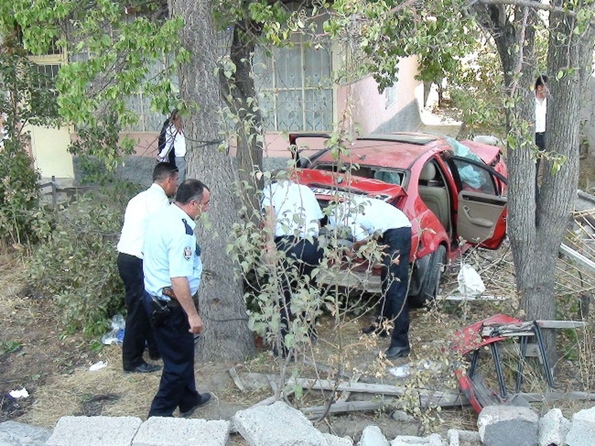 Otomobil Evin Bahçesine Uçtu: 4 Yaralı