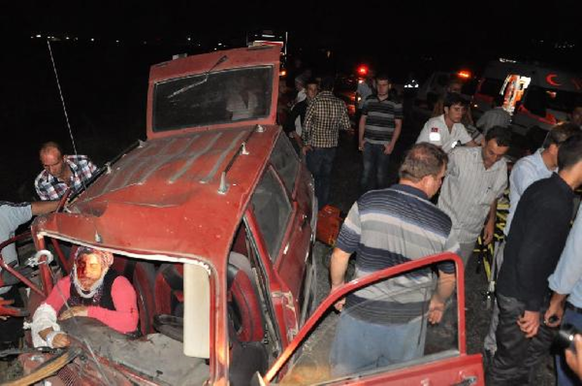 Otomobille Kamyon Çarpıştı: 5 Yaralı