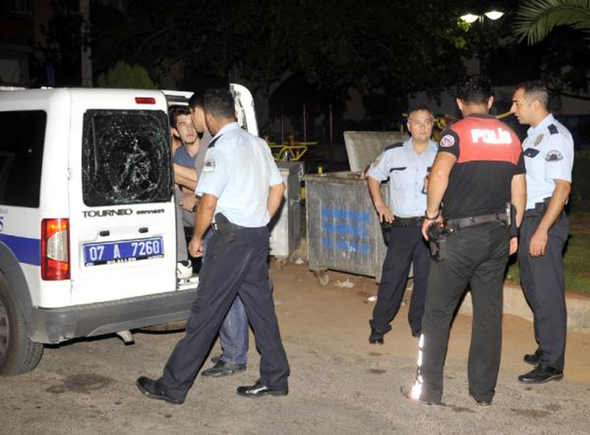 Polis Otosunun Camına Kafa Attı