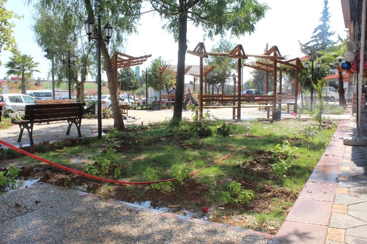 Sarıçam Belediyesi Parkları Güzelleştiriyor