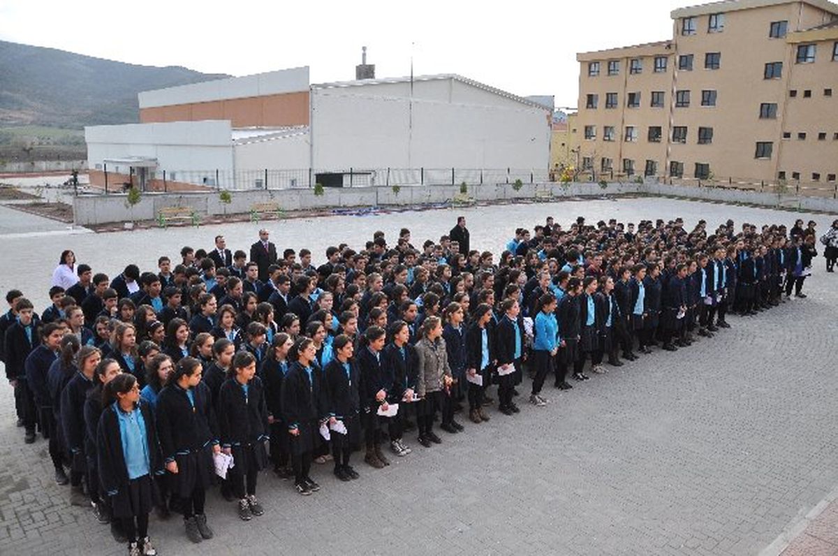 Akhisar\'da Öğrenciler Resmi Kıyafetle Okullara Gidecek