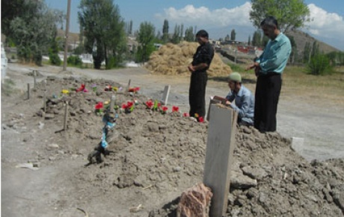 Baba ve 4 Kızı Toprağa Verildi