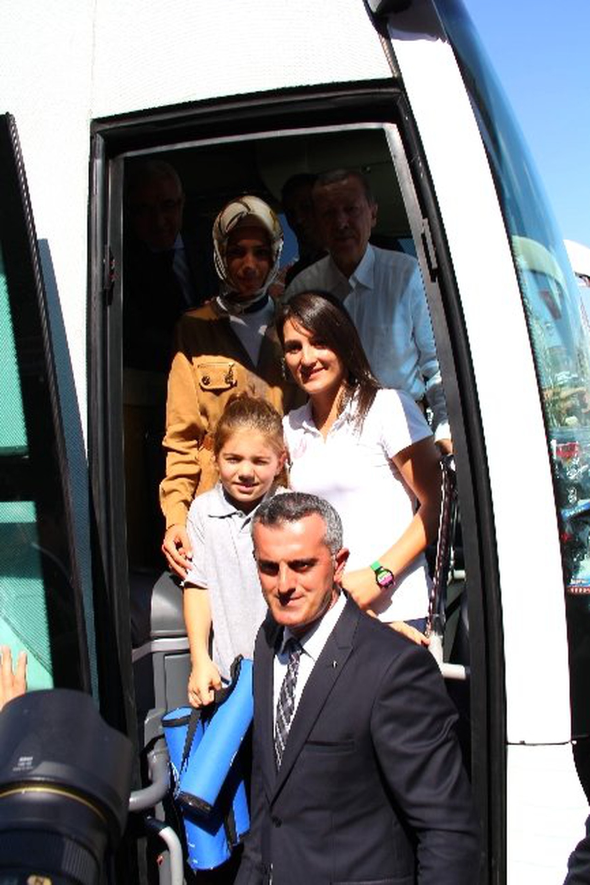 Başbakan Erdoğan, Kızı Sümeyye\'yi Genç Hentbolcular ile Tanıştırdı
