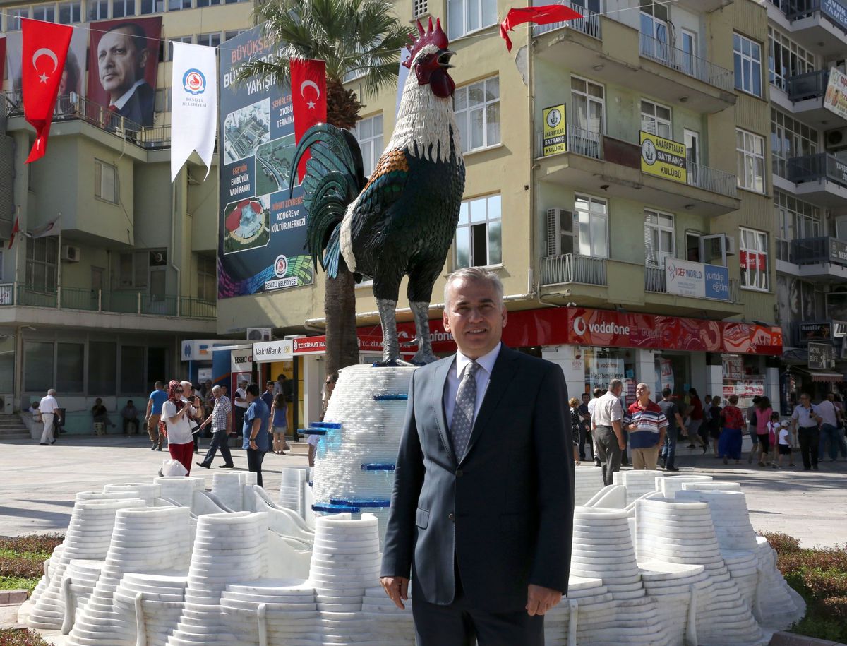 Camdan Yapılan Horoz, İkişer Saat Arayla Ötecek