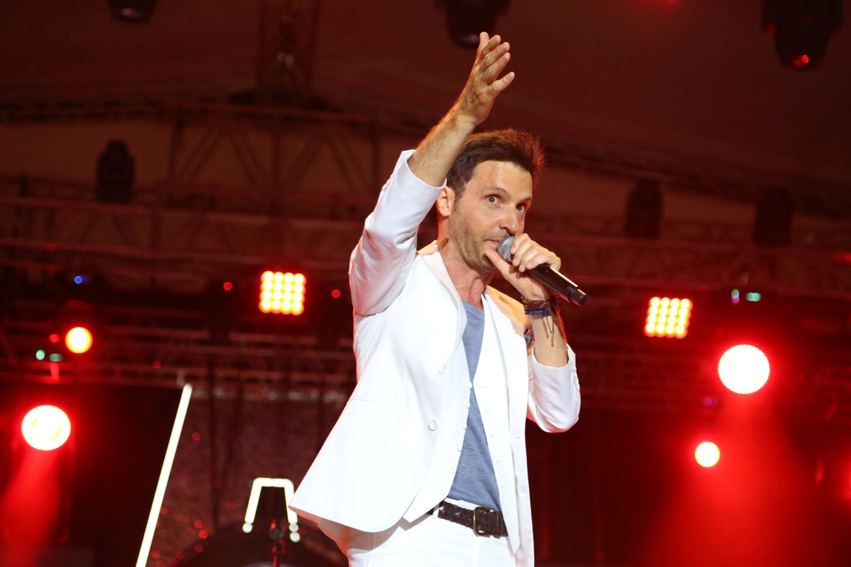 Sinan Özen Çıplak Ayakla Konser Verdi