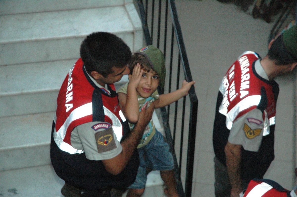 Eşi Gelince Engelli Çocuklarını Serbest Bıraktı
