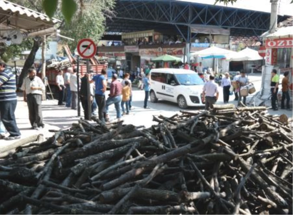 Freni Boşalan Kamyon Elektirik Direğine Çarparak Durdu