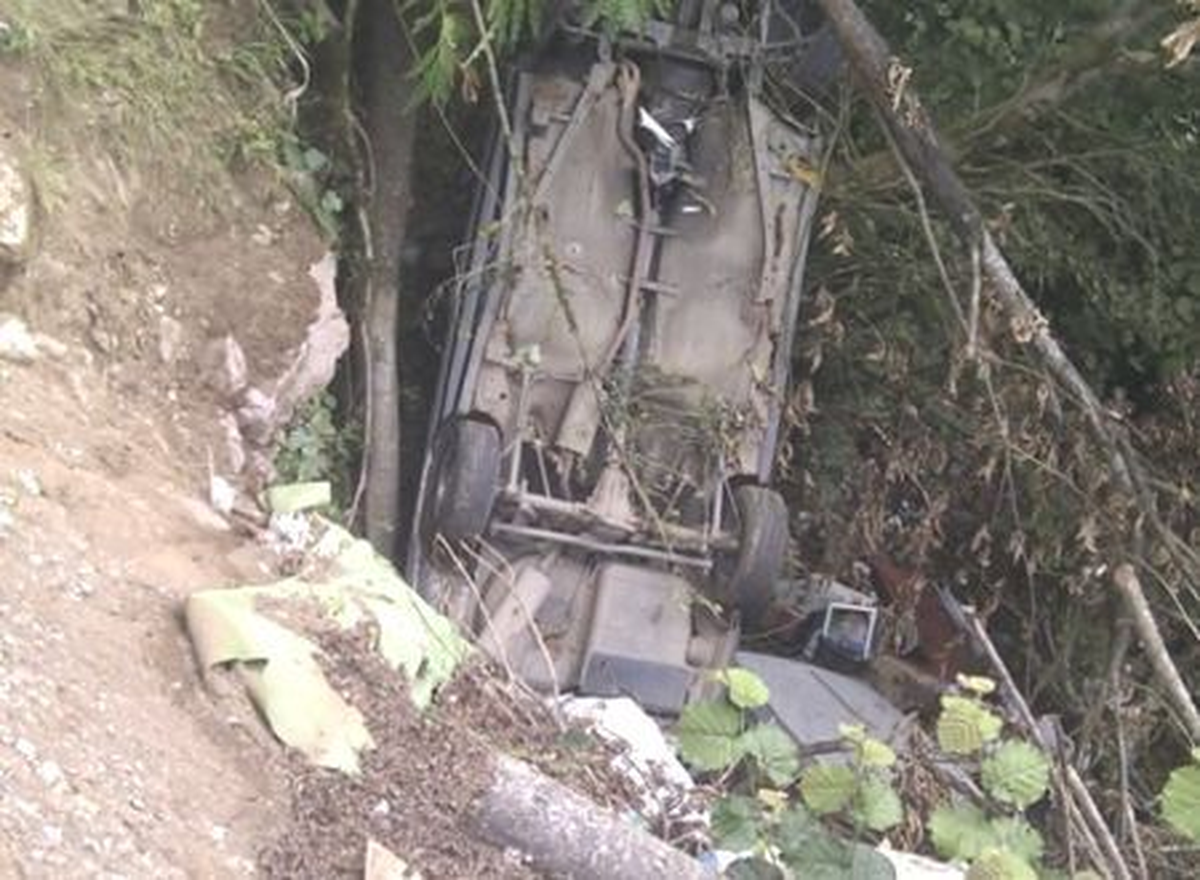 Giresun\'da Otomobil Dereye Yuvarlandı: 1 Yaralı