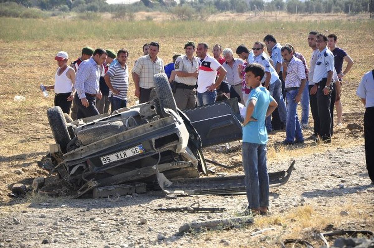 İzmir\'de Hemzemin Geçitte Kaza: 3 Yaralı