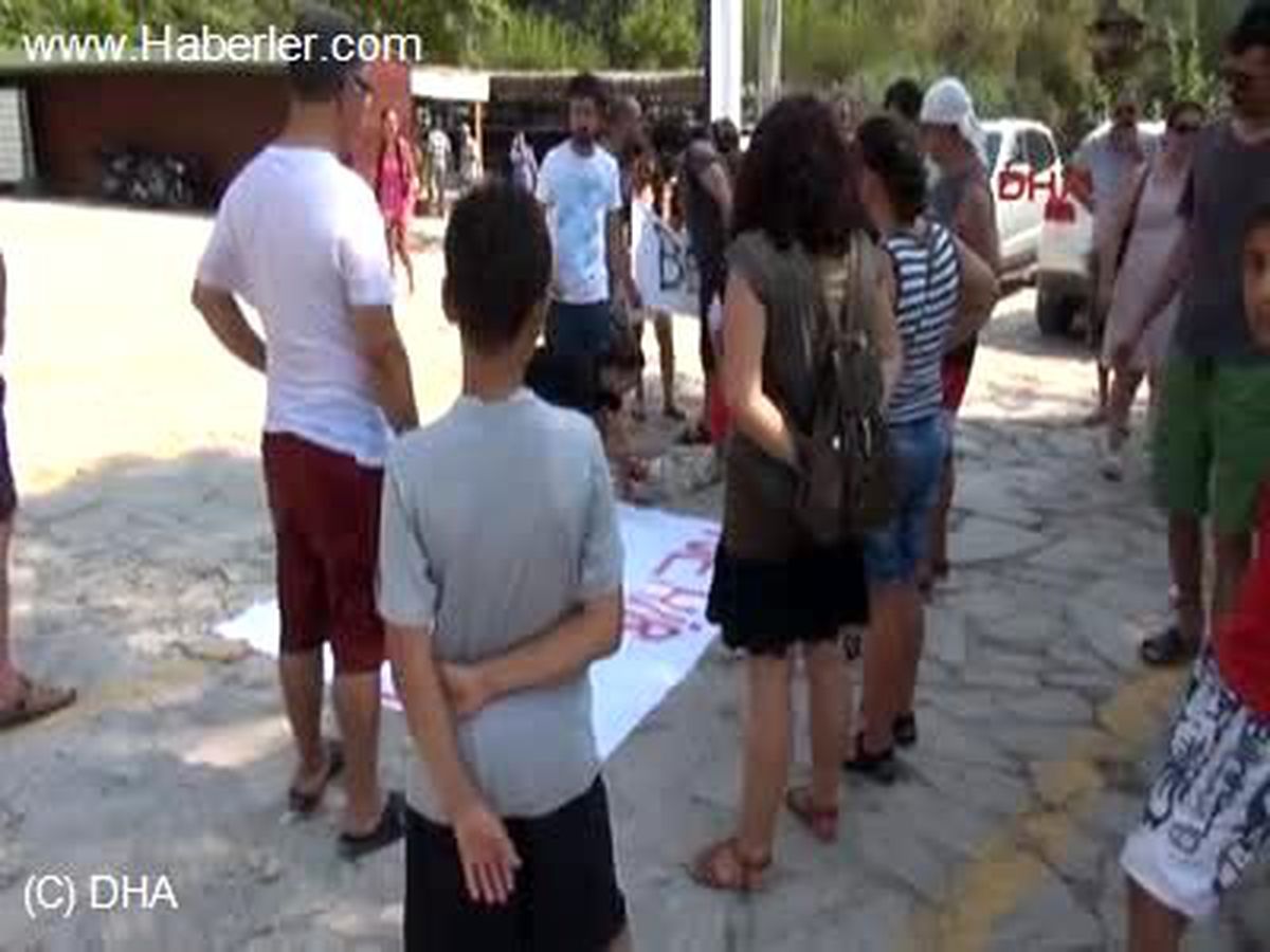 Hes\'i Protesto İçin Suya Atladılar