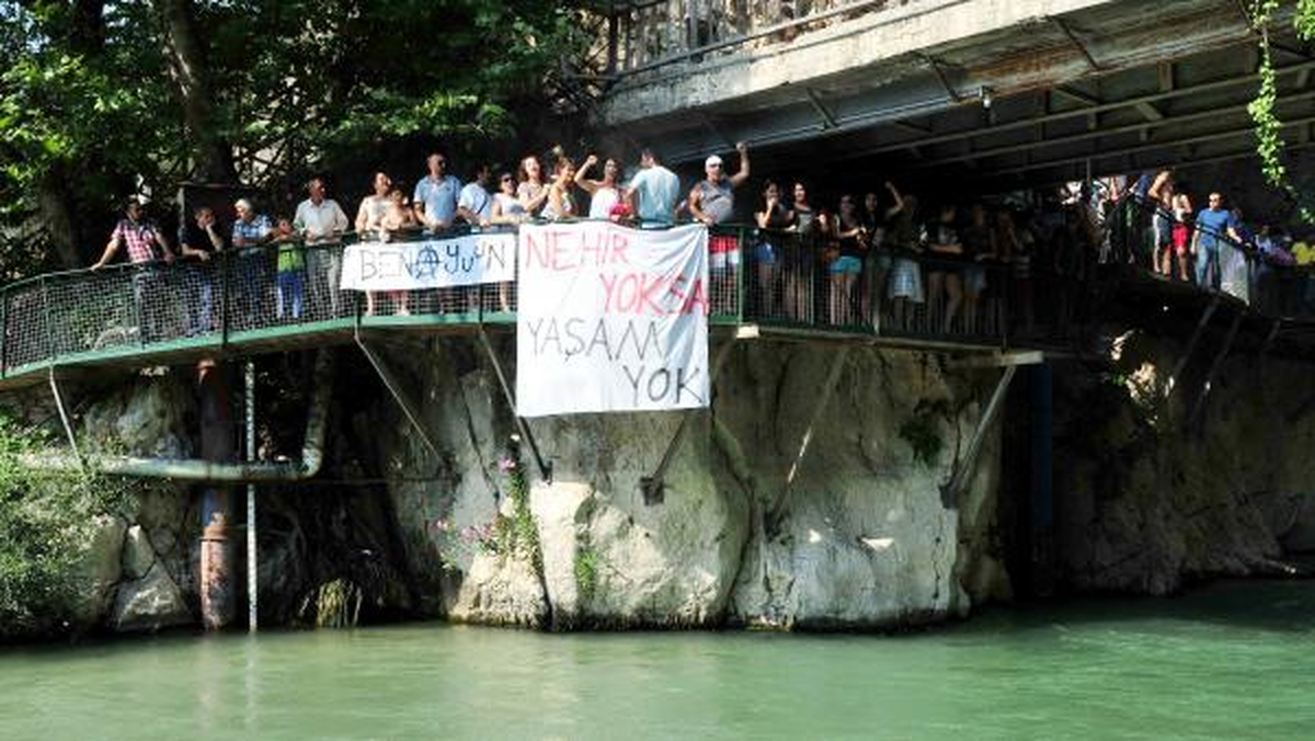 Hes Protestosu İçin Suya Atladılar