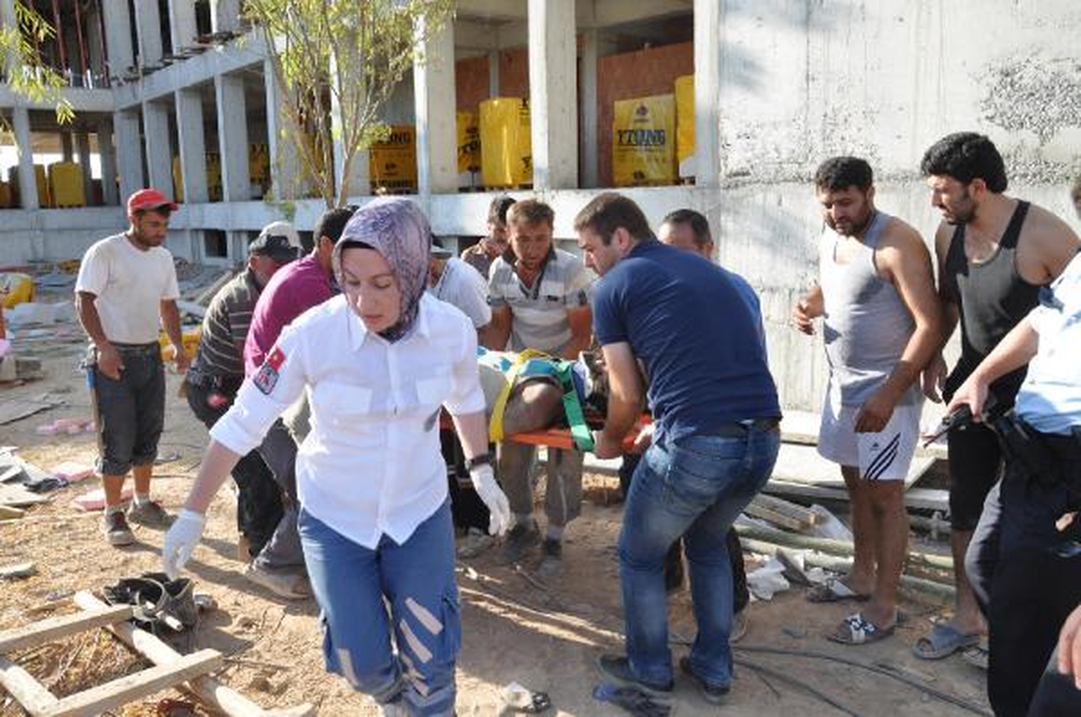 Karaman\'da İnşaatta İskele Çöktü: 2 İşçi Yaralandı