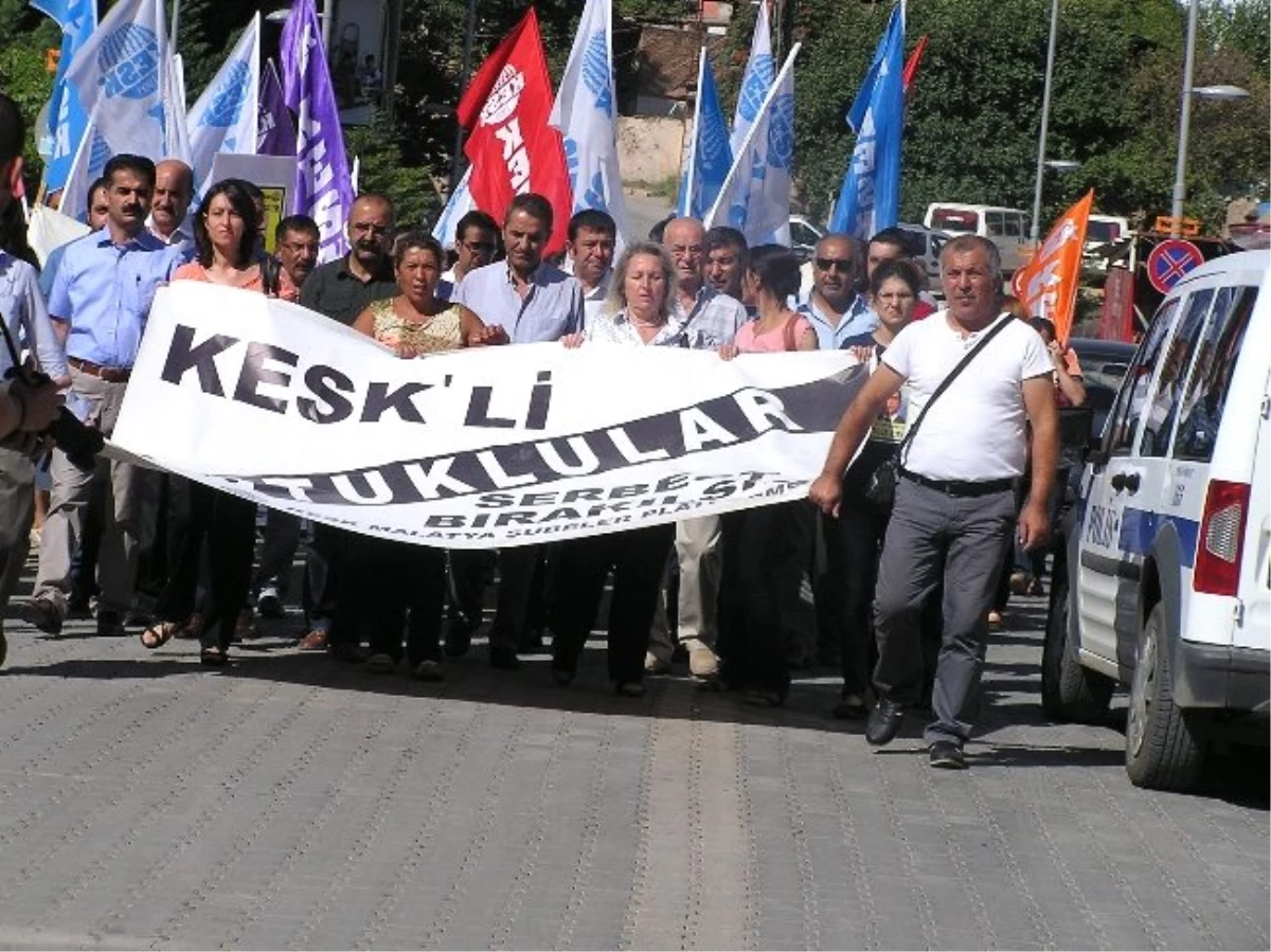 Kesk\'lilerin Eyleminde Polis Barikatı Aşılmaya Çalışıldı