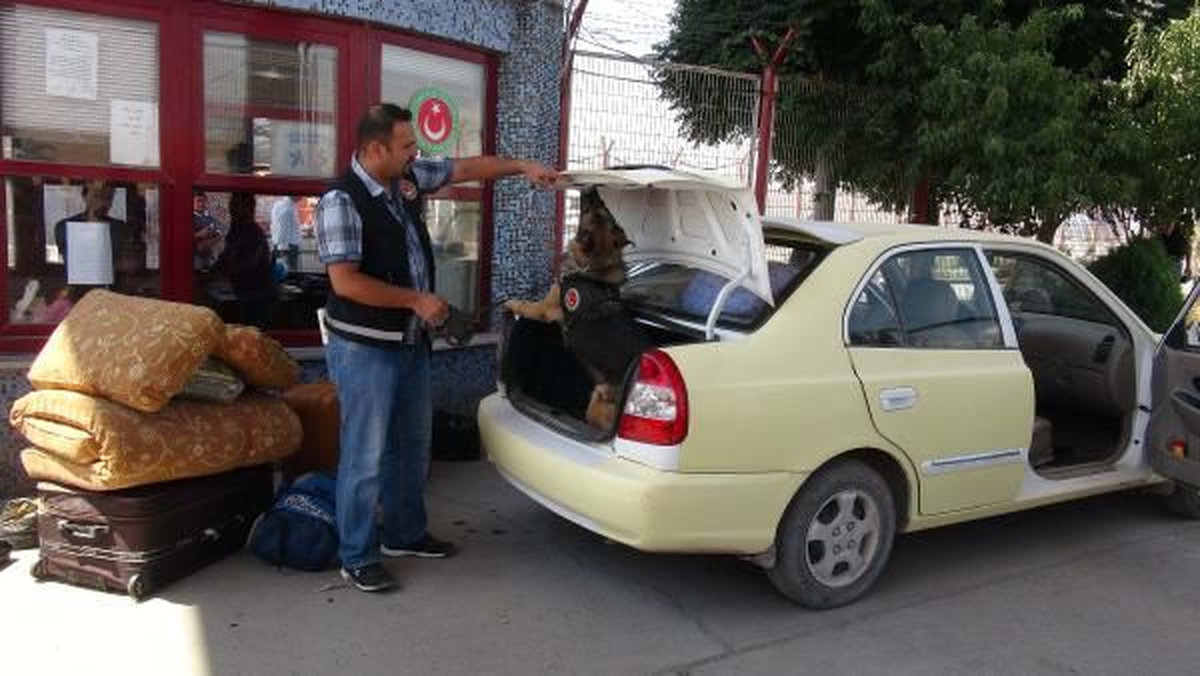 Kilis\'te Sınırda Silah ve El Bombası Ele Geçirildi
