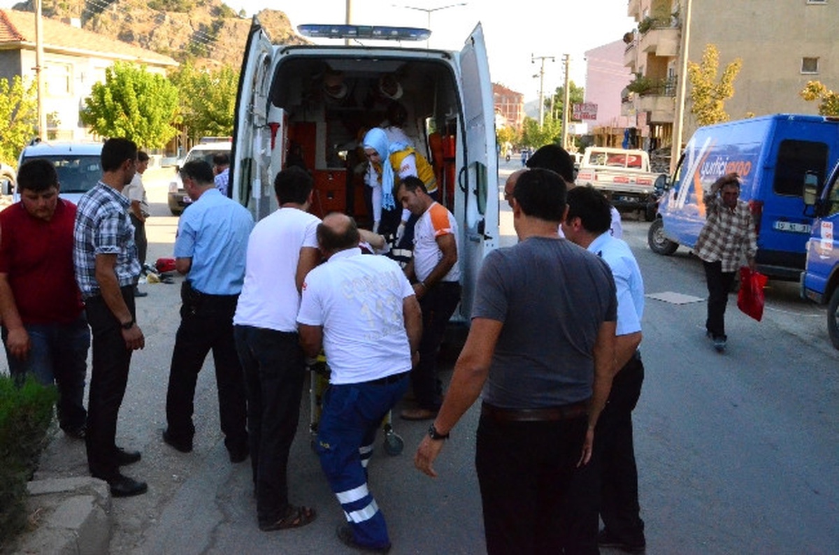 Motosikletle Otomobil Çarpıştı: 1 Yaralı