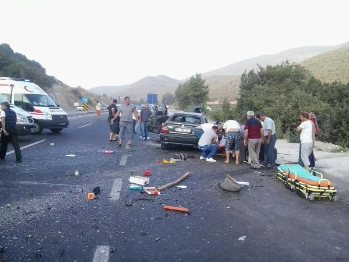Manisa\'da Otomobil ile Minibüs Çarpıştı: 2 Ölü, 4 Yaralı