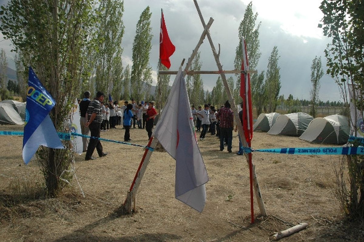 Polisten Öğrencilere İzci Eğitimi
