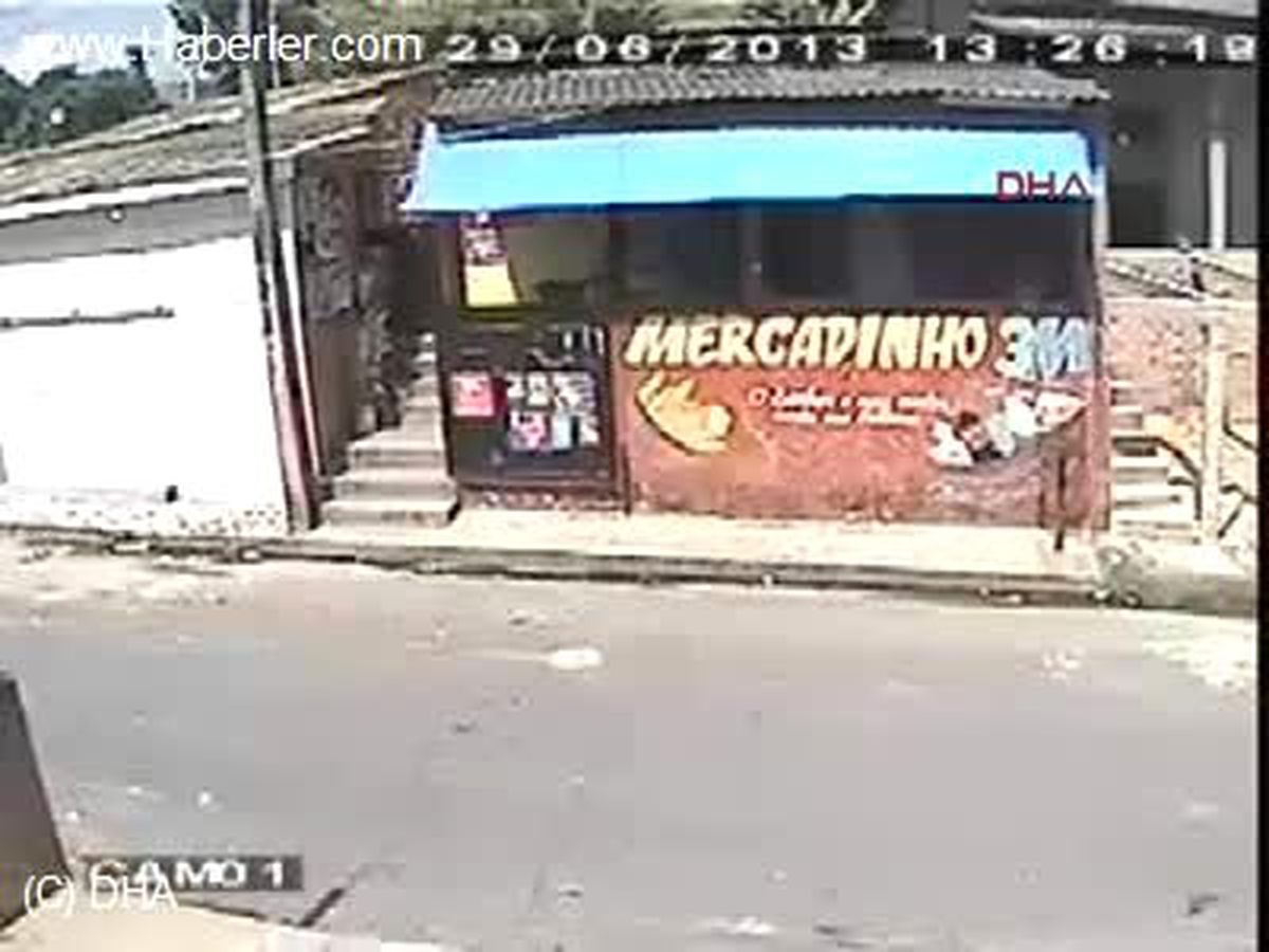 Manav Sahibi İçeri Giren Hırsızı Camdan Fırlattı
