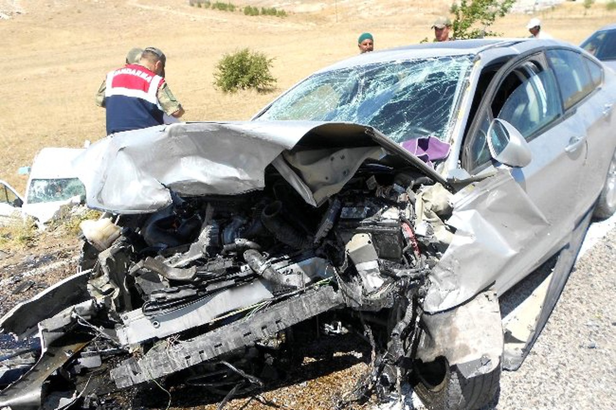 Sivas\'ta Trafik Kazası: 1\'i Ağır, 5 Yaralı