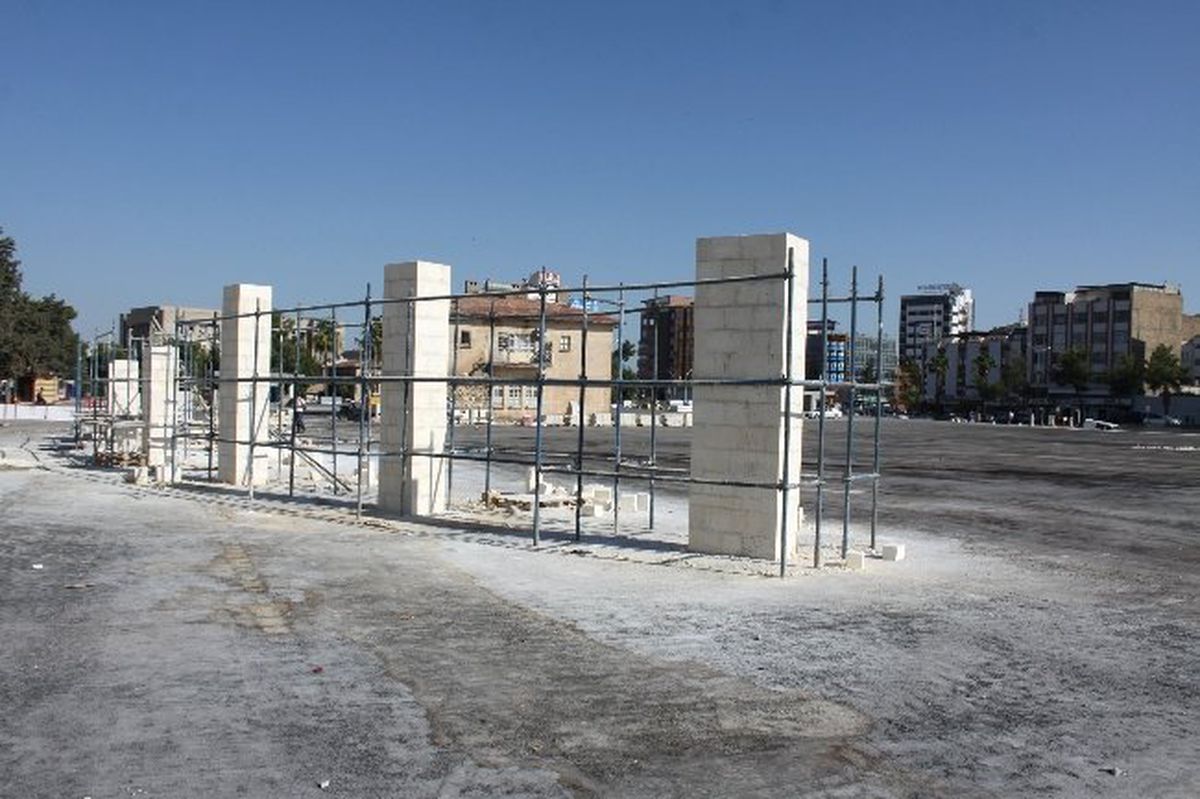 Topçu Meydanın Üst Yapımına Başlandı