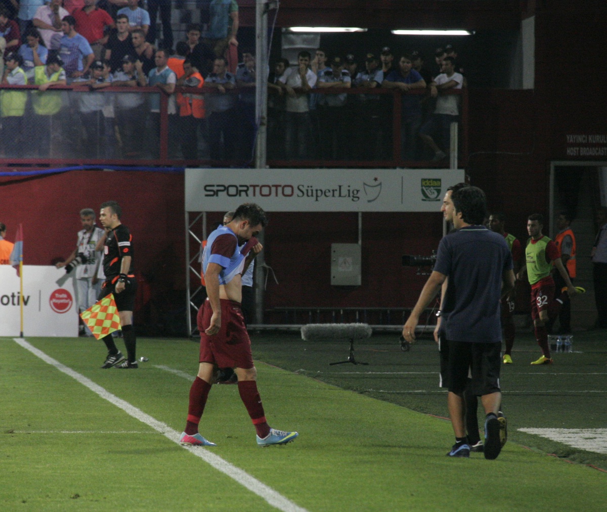 Trabzonspor\'da Volkan Şen Maçı Ağlayarak Terketti