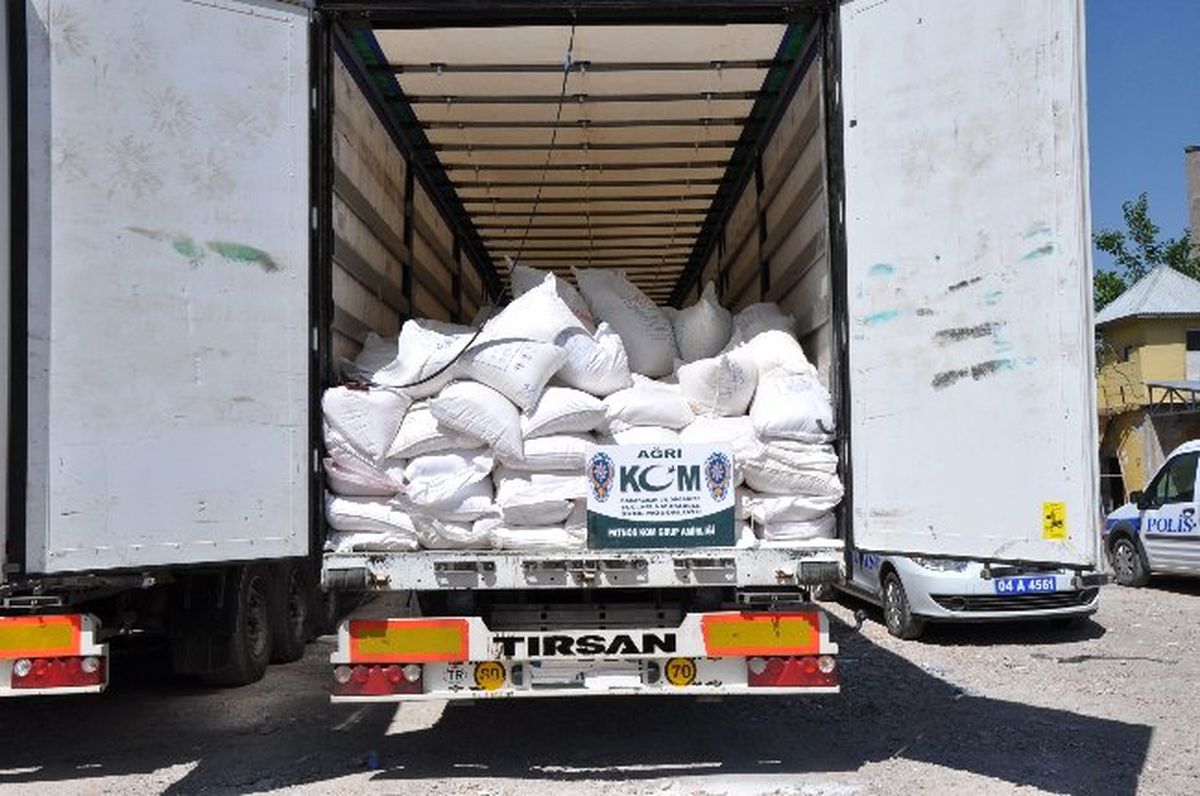 Ağrı\'nın Patnos İlçesinde 75 Ton Kaçak Toz Şekeri Ele Geçirildi