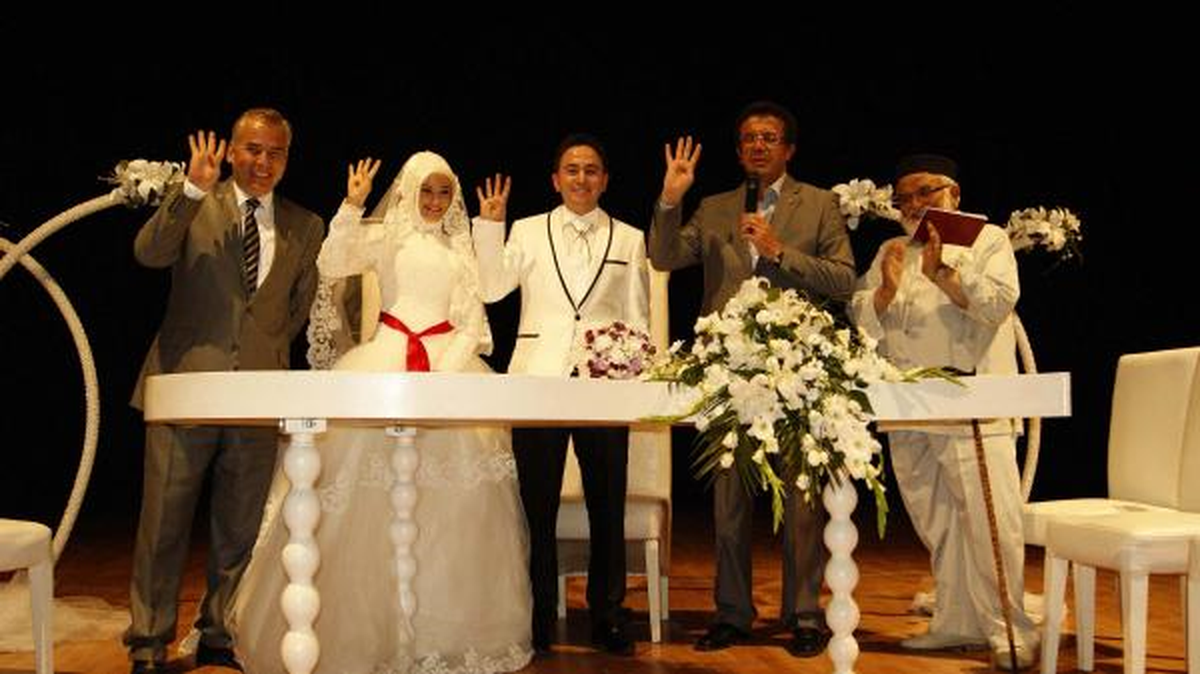 AK Parti'li Vekil ve Başkandan Nikahta Rabia İşareti