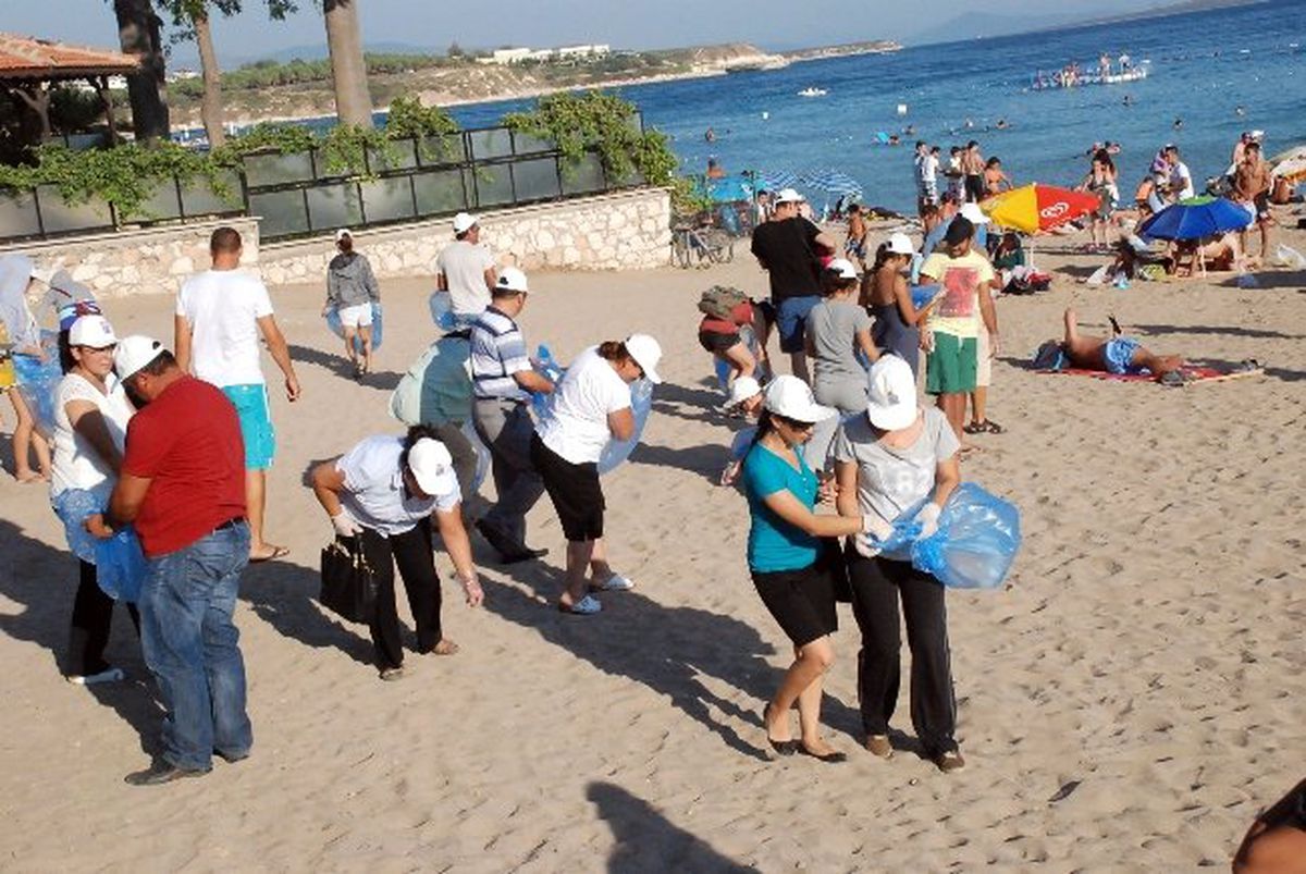 Altınkum Plajında Çevre Temizliği