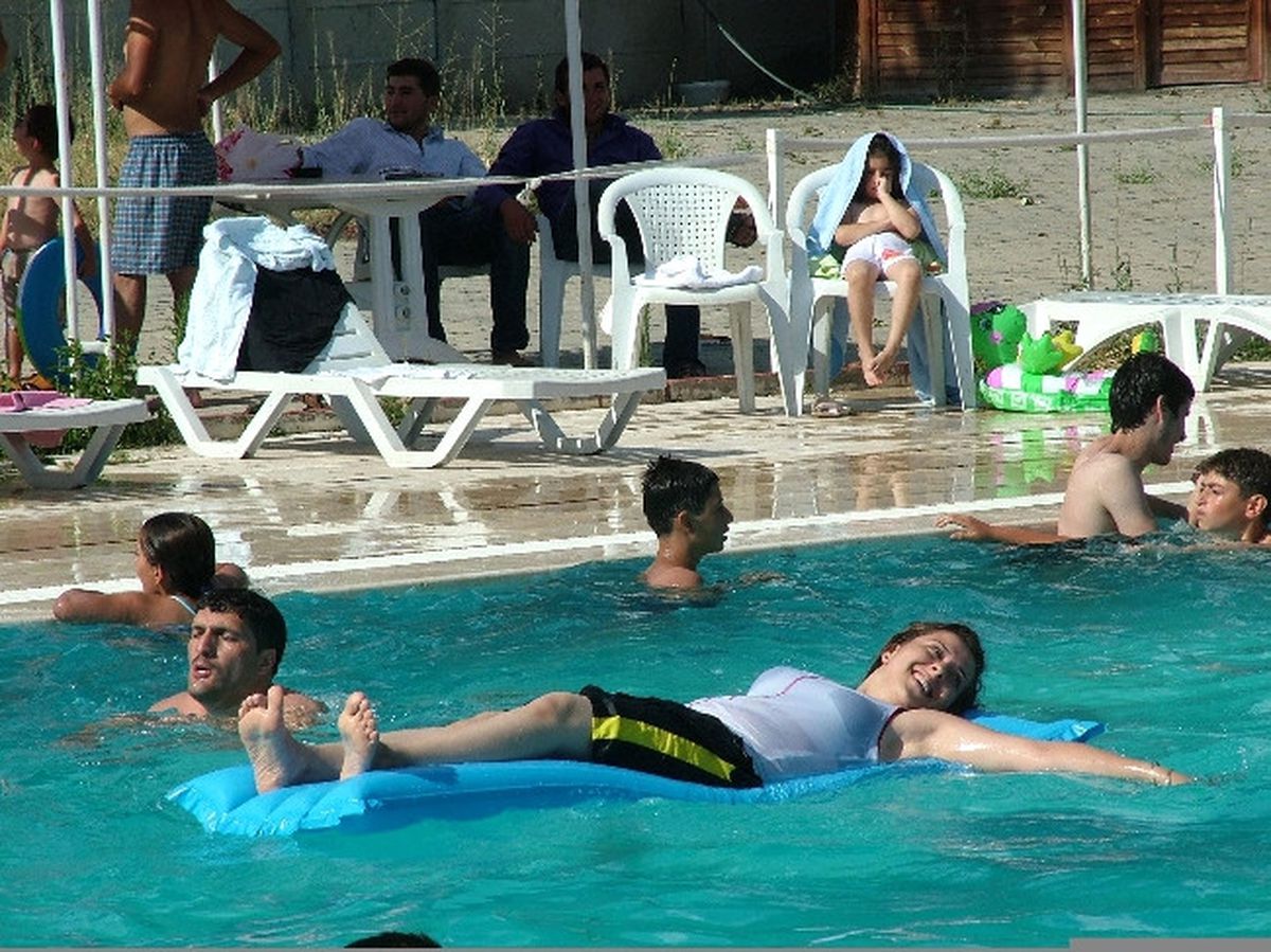 Aşırı Sıcaklar Havuzlara Koşturdu