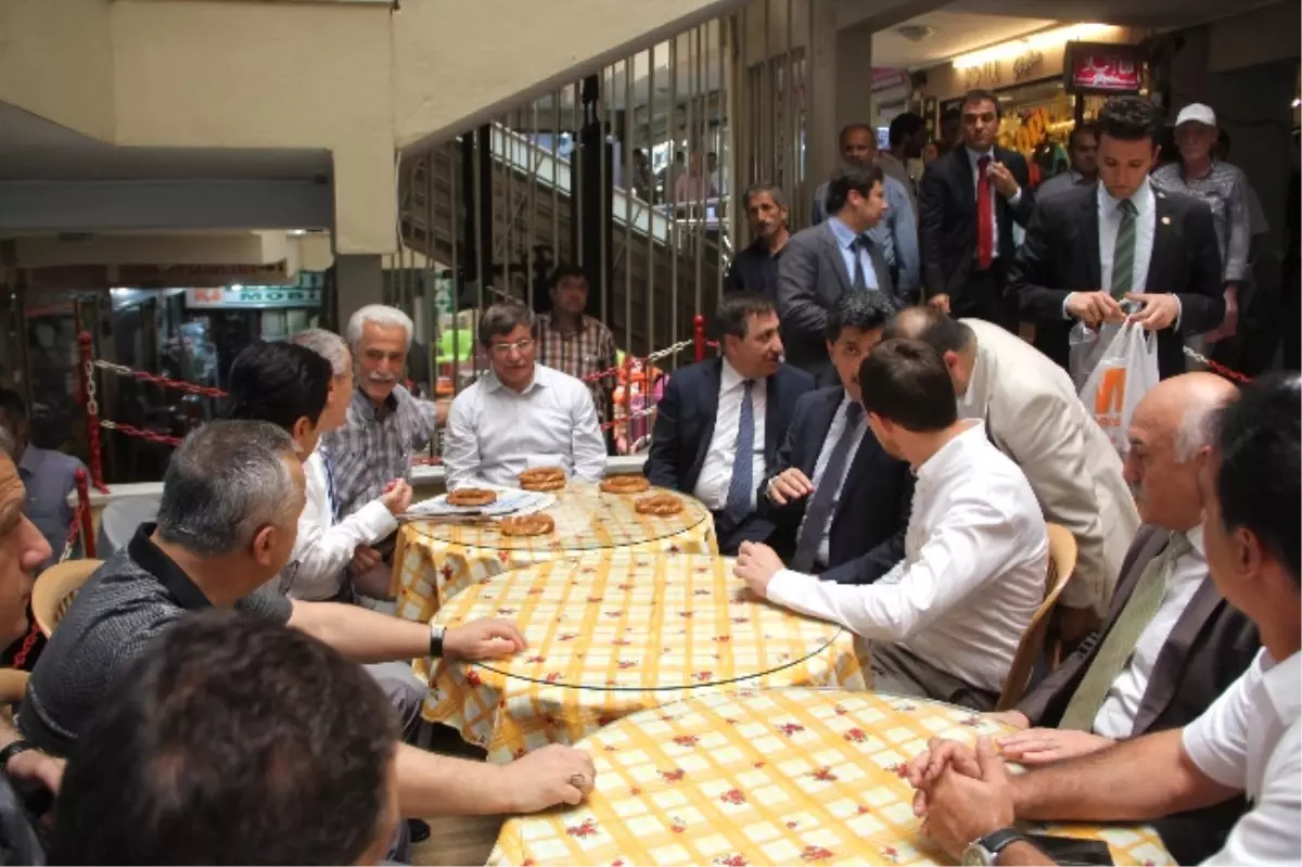 Bakan Davutoğlu Simit Yiyip Gazoz İçti