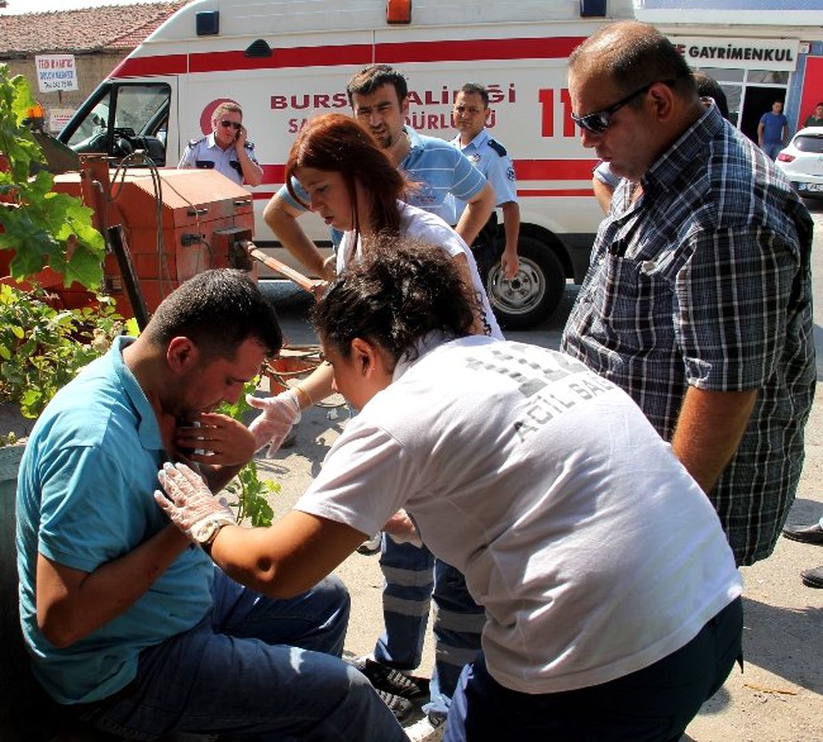 Bıçaklı Saldırıdan Camdan Atlayarak Kurtuldu