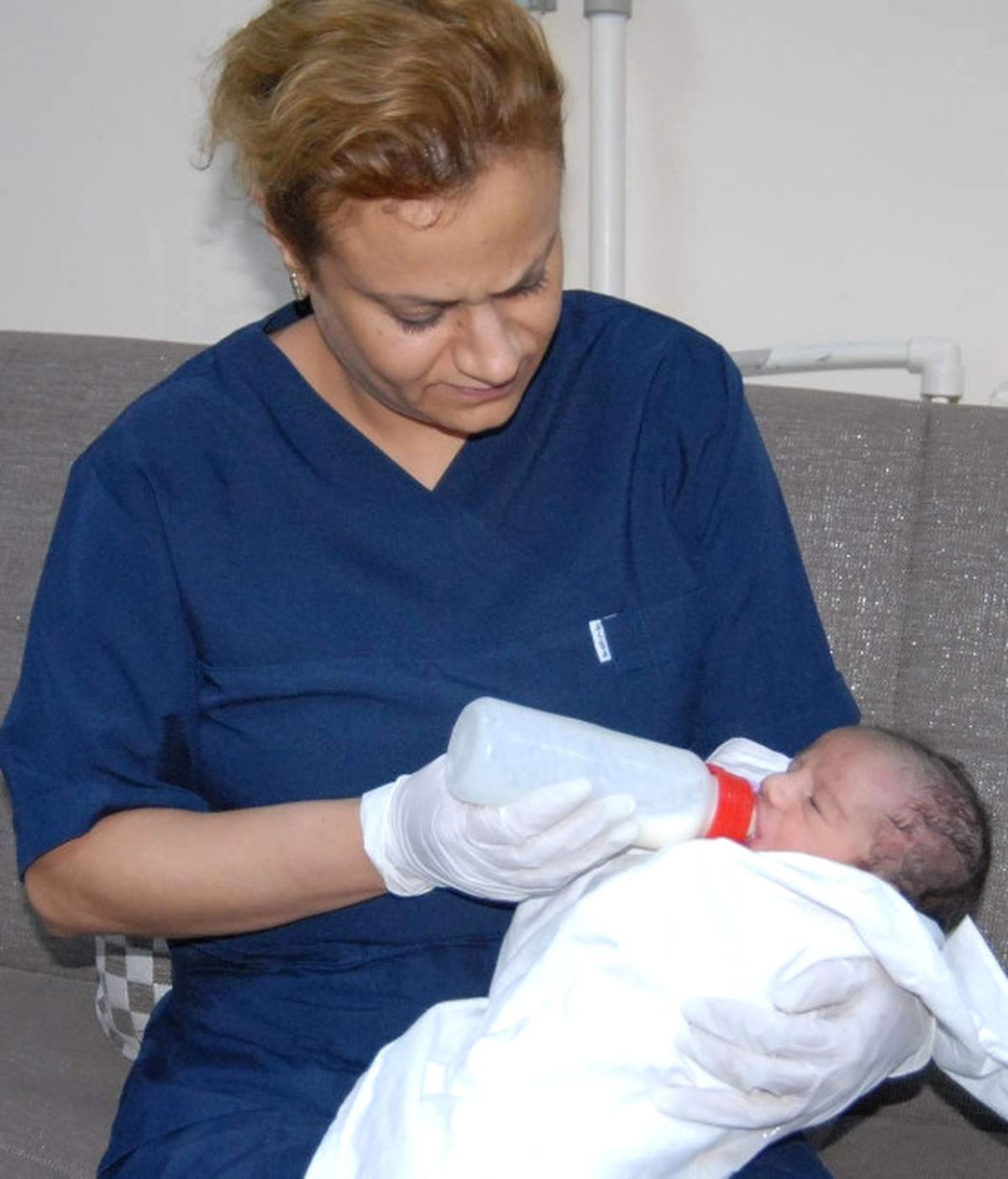 Bir Günlük Bebeği Apartman Bahçesine Terk Ettiler